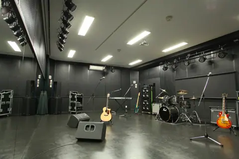 ソニックシステム 将監ハルソニックスタジオ：ドラム・ギター・アンプのある広い部屋