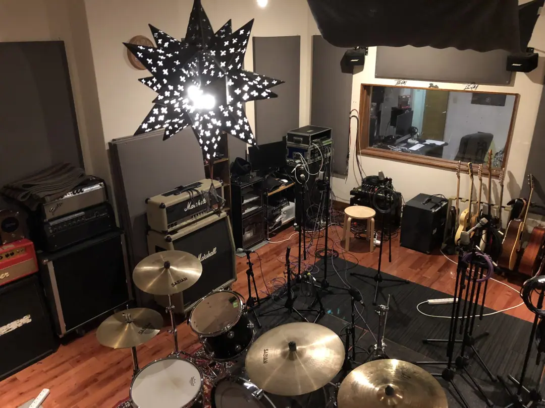 Sound Base KiTi(ドラムとアンプのある録音スタジオ)