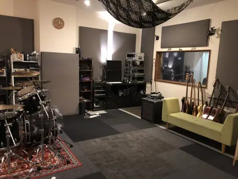 Sound Base KiTi：ドラムとコントロール窓のある室内