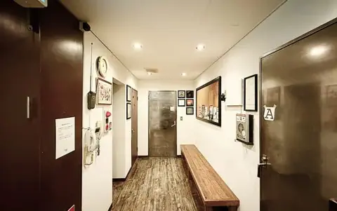 Studio Sound Crew（スタジオ・サウンド・クルー）：通路と待合ベンチ