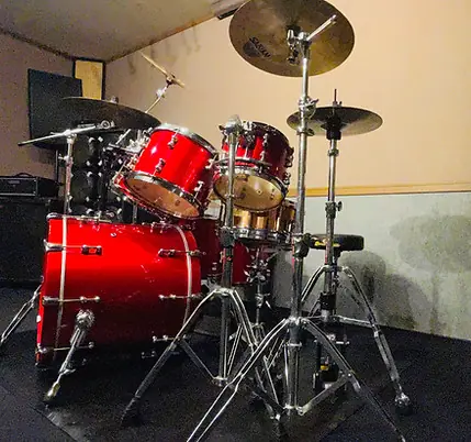 SOUND GARAGE STUDIO（赤いドラムセット）