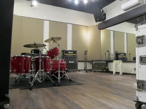 サウンドスタジオ ドーン(Sound Studio Dawn)(ドラムとアンプのある練習室)