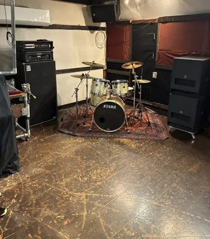 Sound Studio DOM：ドラムとアンプのある練習室