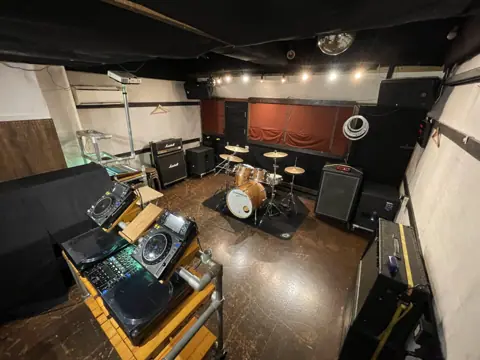 Sound Studio DOM：ドラムとアンプのある室内
