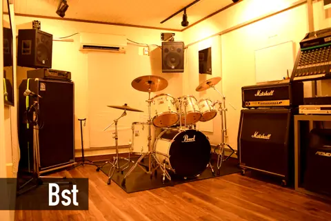 SOUND STUDIO if：Bstの室内（ドラムとアンプ）