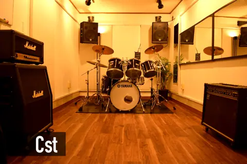 SOUND STUDIO if：Cstの室内（ドラムとアンプ）