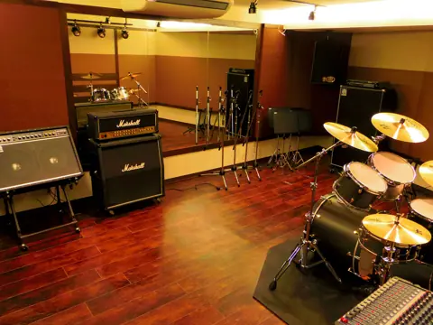 SOUND STUDIO REVIVAL:ドラムとアンプのある練習室