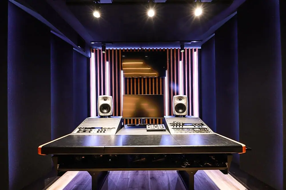 サウンドアーツ 中目黒 REC STUDIO(コンソールとモニタースピーカーのあるコントロールルーム)