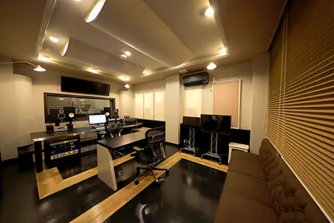 サウンドアーツ 都立大 REC STUDIO：コントロールルームとブース