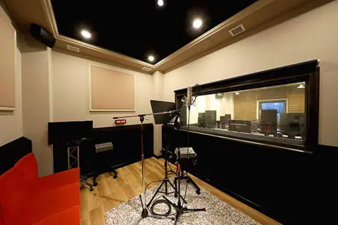 サウンドアーツ 都立大 REC STUDIO：マイクのあるブース