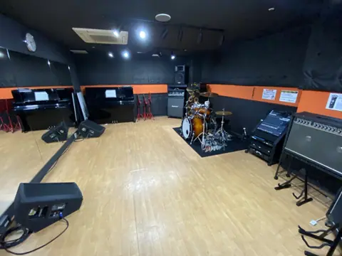 sound Boogie 小倉店(ドラム・ピアノ・アンプのある練習室)