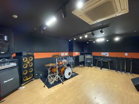 sound Boogie 小倉店：ドラムとアンプのある練習室