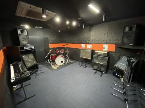 sound Boogie 小倉店：ドラム・キーボード・アンプのある練習室