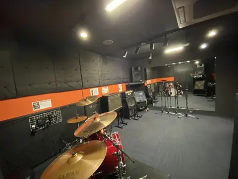 sound Boogie 小倉店：ドラムとアンプのある練習室