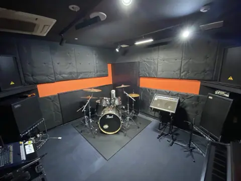 sound Boogie 小倉店：ドラムとアンプのある練習室