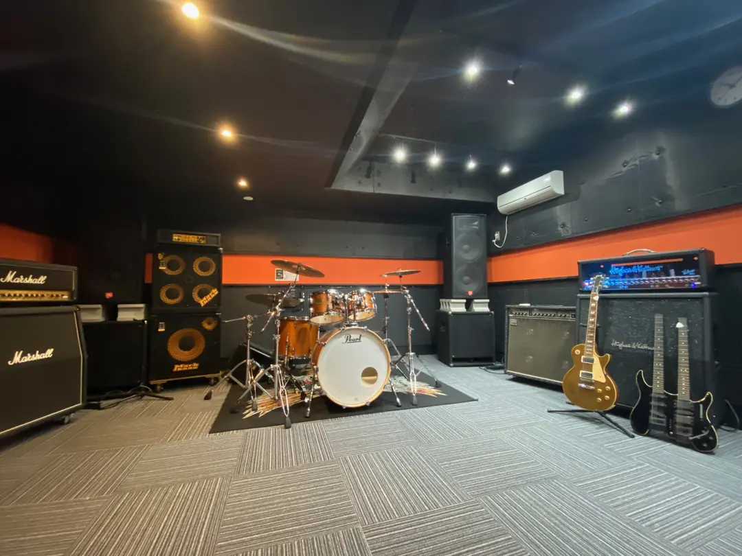 sound Boogie 大橋店（ドラムとアンプのある練習室）