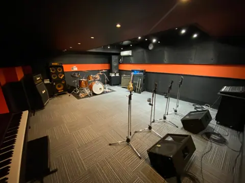 sound Boogie 大橋店：ドラムとピアノのある練習室