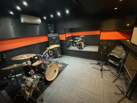 sound Boogie 大橋店：ドラムとアンプのある練習室