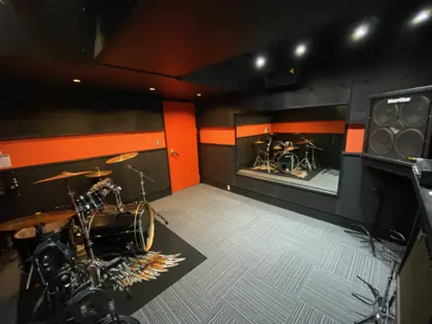 sound Boogie 大橋店：ドラムとアンプのある練習室