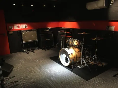 sound Boogie 天神親不孝通り店（ドラムとアンプのある練習室）