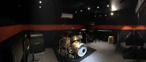 sound Boogie 天神親不孝通り店：ドラムのある練習室