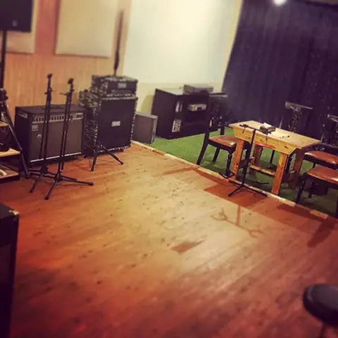 サウンドケーブ（板張りの練習室とアンプ）