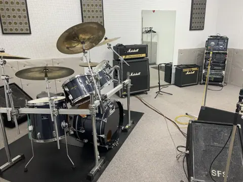 サウンドファクトリースタジオ（南相馬バックビート）：ドラムとアンプのある練習室