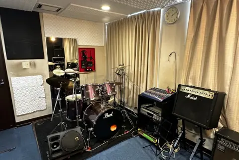 STUDIO SOUNDSGROW(ドラムとアンプのある練習室)