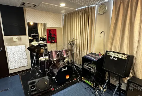 STUDIO SOUNDSGROW（ドラムとアンプのある練習室）