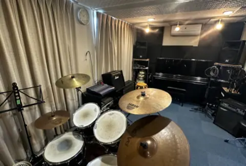 STUDIO SOUNDSGROW：ドラムとピアノのある練習室