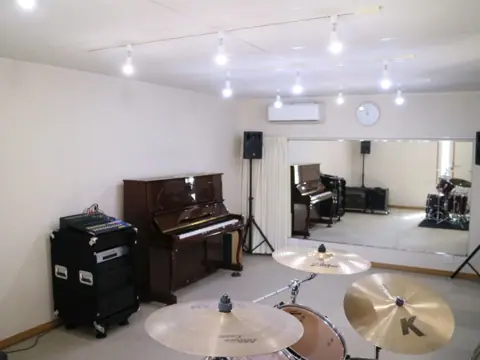 soundstudio Pino（ドラムとアップライトピアノのある練習室）