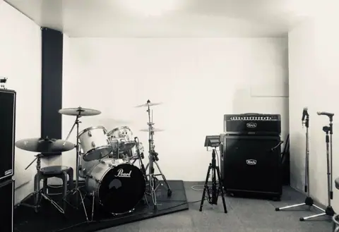 studio SPADES(スタジオ・スペイズ)(ドラムとアンプのある練習室)