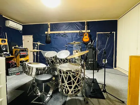 Spirits Music Studio（ドラムとギターのあるスタジオ）