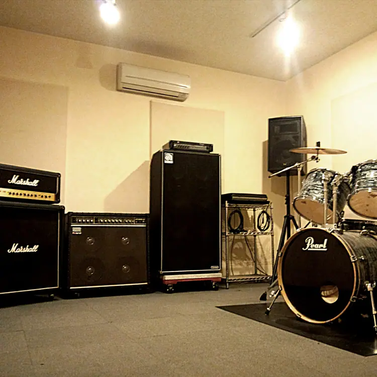 studio SPLASH(ドラムとアンプのある練習室)