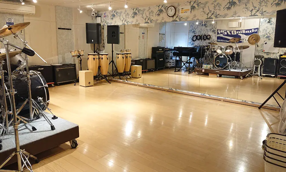 スタジオ0724(鏡のある広い練習室とドラム)