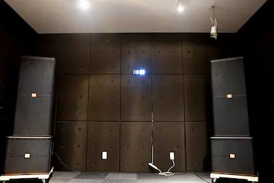 STUDIO108（スタジオワンオーエイト）：スピーカーのある室内