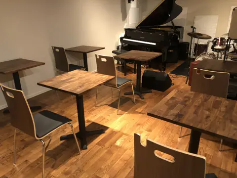 Studio 44keys(グランドピアノとテーブル席のある部屋)