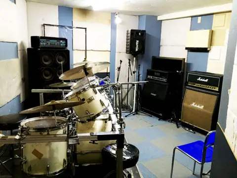 STUDIO 5150(Bスタジオ、ドラムとアンプ)