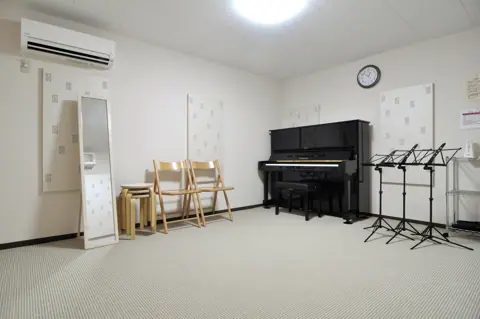 音楽練習室 スタジオアコースティック（ピアノのある練習室）