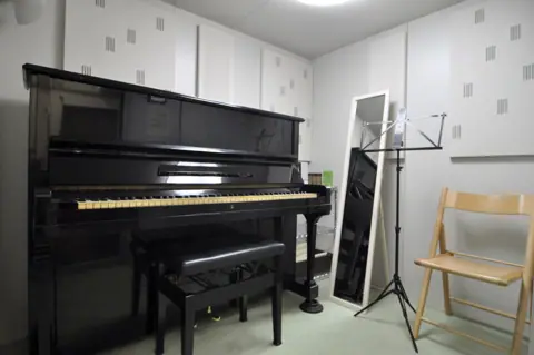 音楽練習室 スタジオアコースティック：ピアノのある練習室