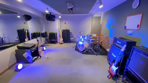 スタジオアクト町田（STUDIO ACT）：ドラムとアンプのある練習室