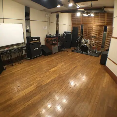 studio always（スタジオオルウェイズ）（ドラムとアンプのある練習室）