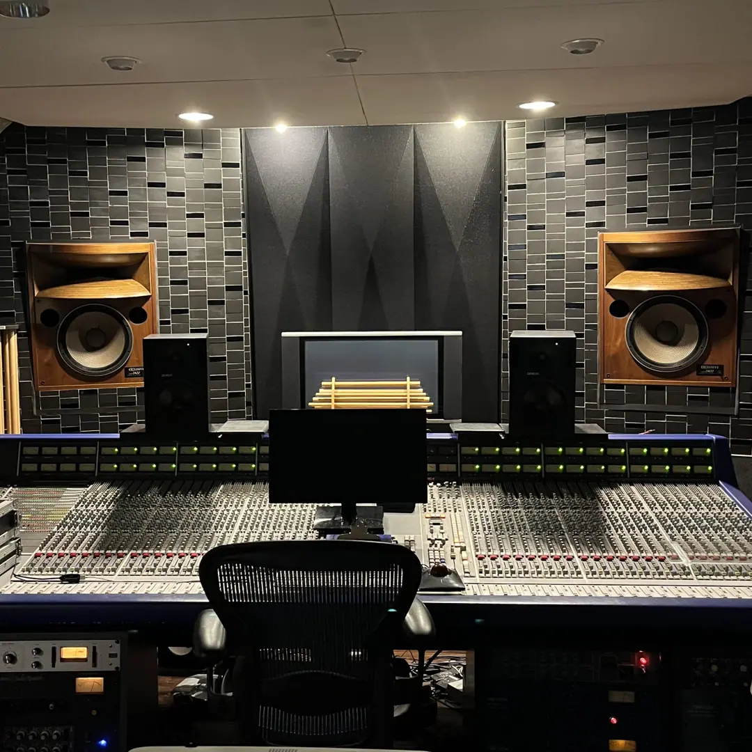 STUDIO ARNEST(コンソールとスピーカーのあるコントロールルーム)