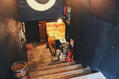 studio Bapple（スタジオバップル）：地下への階段入口