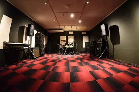 music studio BASE（ドラムとアンプのある練習室）