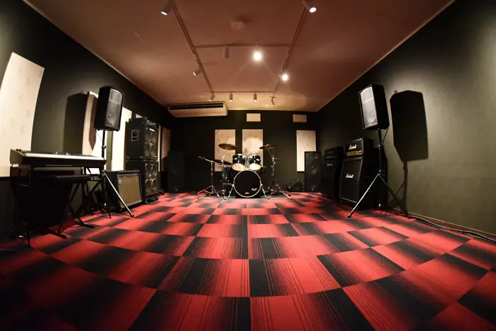 music studio BASE(ドラムとアンプのある練習室)