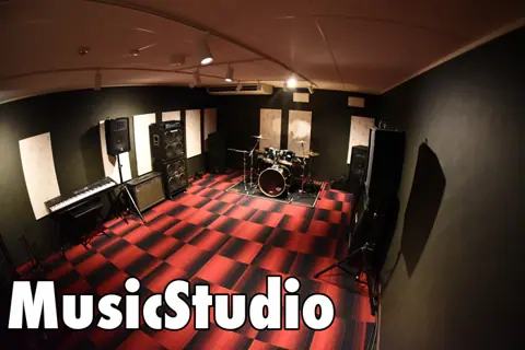 music studio BASE:ドラムとアンプのある練習室