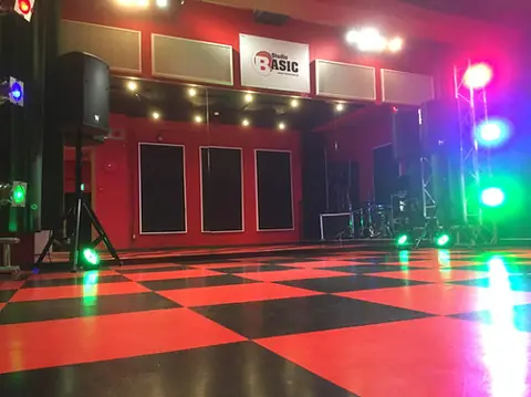 StudioBASIC：広いスタジオの室内