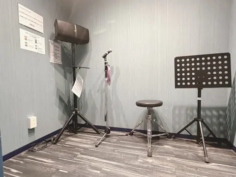 STUDIO BAYD 自由が丘店：マイクと譜面台のある小部屋