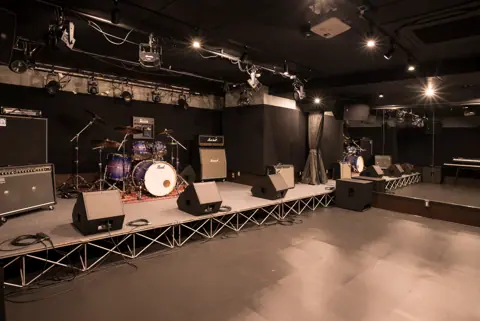 STUDIO BAYD 高円寺店：ステージのある広い練習室